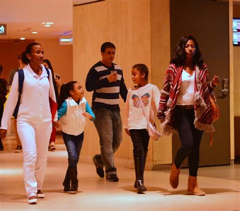 Antes de conhecer suas filhas, a maternidade não estava nos planos de glória. Glória Maria passeia com filhas por shopping no Rio - Quem ...