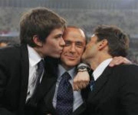 Il figlio di #berlusconi paparazzato mentre bacia un uomo con la barba. Luigi Berlusconi Padre