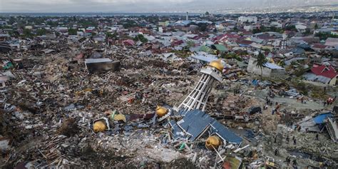 Il numero di morti per il terremoto e lo tsunami in Indonesia è salito