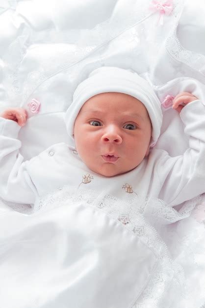 Bebé Recién Nacido Mirando Foto Premium