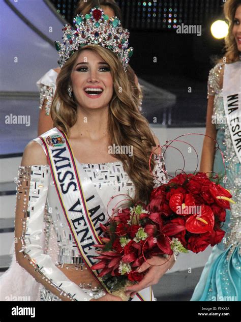 Caracas 9th Oct 2015 Mariam Habach Receives The Crown After Being