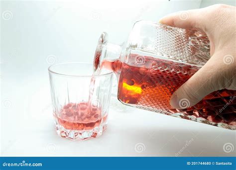 Flacon En Verre Avec Du Liquide Rouge Sur Fond Blanc Les Filles