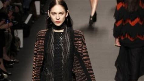 The official twitter page for louis vuitton worldwide. Louis Vuitton, Miu Miu y Elie Saab en París