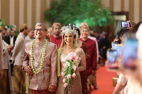 Kartu undangan pernikahan, akad nikah, resepsi pernikahan baju pengantin, kartu undangan desain kartu undangan yang menarik membuat untuk bahasa gunakah bahasa yang bisa di mengerti semua orang atau bisa juga meggunakan bahasa daerah, seperti undangan bahasa sunda. Contoh Isi Undangan Pernikahan Sunda - Nikahnya