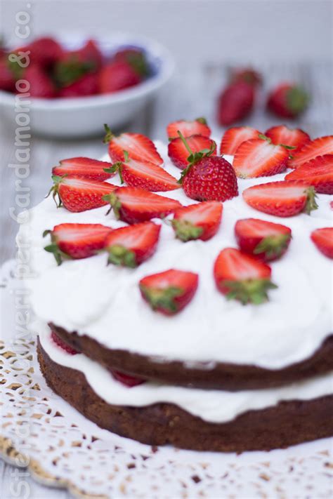 Torta fredda allo yogurt e fragole. Torta al cioccolato con crema allo yogurt e fragole ...