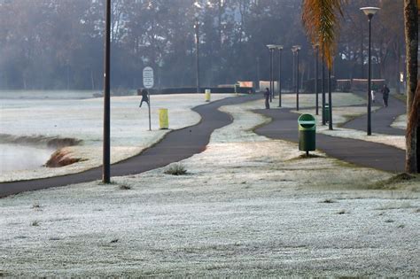 Segundo o sistema de tecnologia e monitoramento ambiental do paraná (simepar), a aproximação de uma frente fria pelo sul do brasil, junto com um sistema de baixa pressão, ajuda a manter a umidade na capital. Mudanças bruscas de temperatura podem ser prejudiciais ...