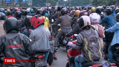 Bencana Nasional Covid 19 Hari Pertama Psbb Surabaya Bunderan Waru
