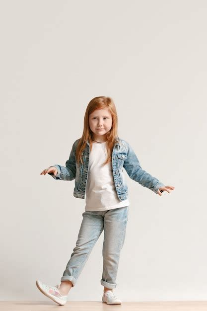 Retrato De Cuerpo Entero De Un Niño Pequeño Lindo En Ropa De Jeans Con