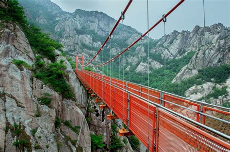 Korea selatan merupakan salah satu tujuan wisata yang sedang naik daun. Geumgang Gureumdari (Cloud) Bridge, Icon dari Daedunsan ...