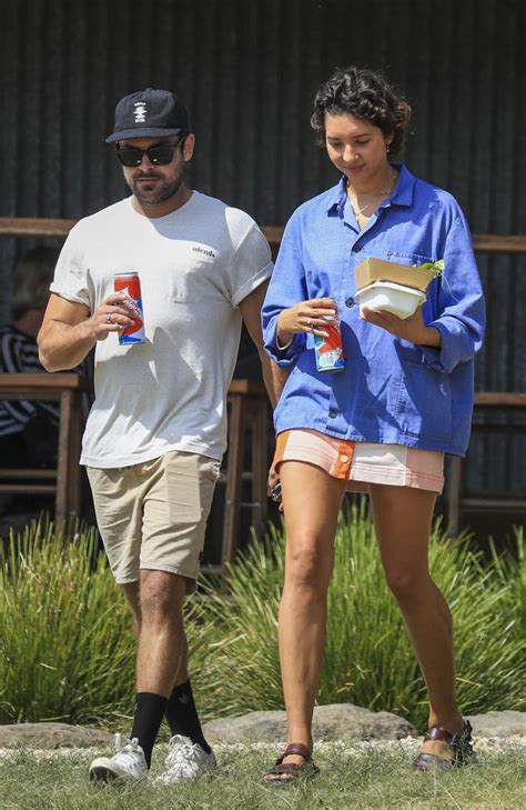 Zac Efron And Girlfriend Vanessa Valladares Hold Hands In Byron Bay Photos Au