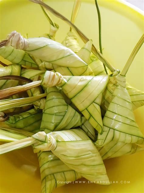 Apabila dah dimasukkan ke dalam sarung ketupat, bolehlah kukus atau rebus selama 1 hingga 1 setengah jam untuk memastikan ketupat. KETUPAT PALAS | EnyAbdullah.Com