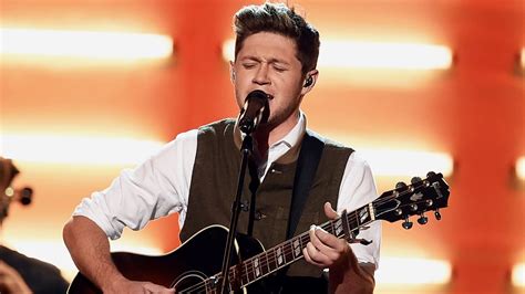 Niall Horan Gives Emotional Performance Of This Town At The 2016 Amas