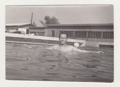 SHIRTLESS HANDSOME OLDER Man In Swimming Pool Near Beach Gay Int 1960s