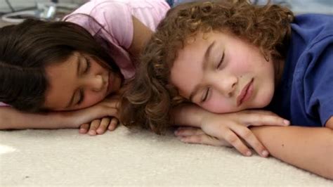 bruder und schwester schlafen auf dem fußboden stock footage videos © wavebreakmedia