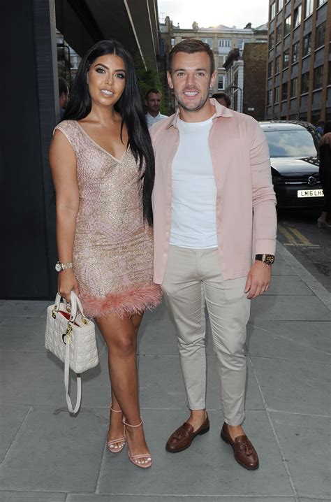 love island s nathan massey and cara de la hoyde announce engagement entertainment daily