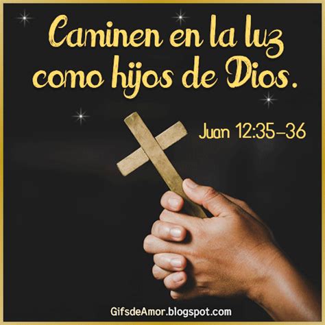 A Hand Holding A Cross With The Words Cannien En La Lug Como Hjos De Dios