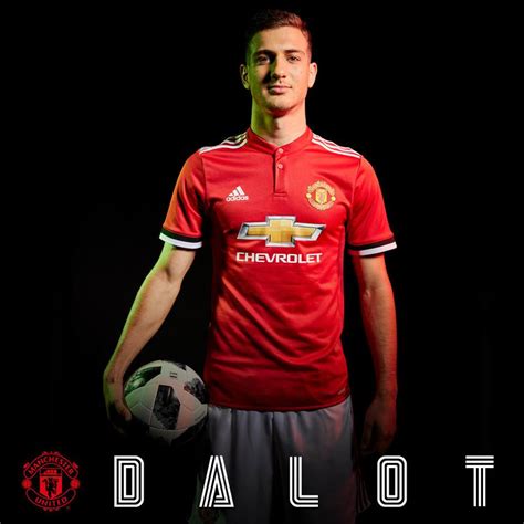 Он играет на позиции правый защитник. UNITED SIGN DIOGO DALOT