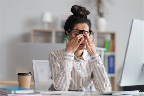 Czym jest cyfrowe zmęczenie oczu? | Klinika Zmysłów Bydgoszcz