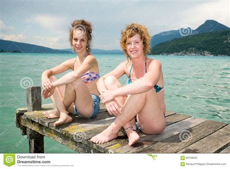 Deux Jeunes Femmes Naturelles Au Bord De Mer Photo Stock