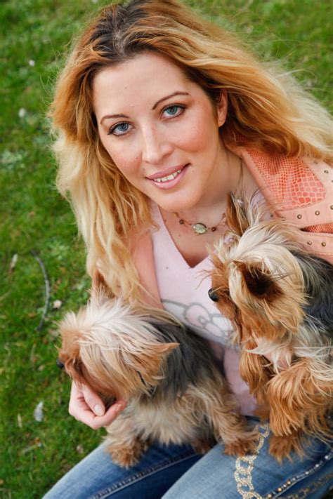 « moi, personnellement, j'ai attrapé la maladie une fois, j'ai un document d'immunité et j'ai pris mes deux doses de vaccin avec un certificat de passeport vaccinal. Une fille qui a du chien
