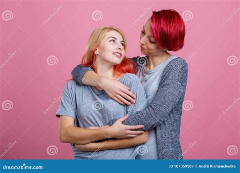 Deux Filles Lesbiennes Sembrassent Et Regardent Fixement Lun Lautre