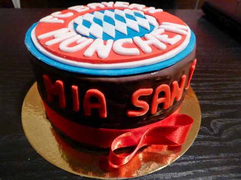 Schoko bayern münchen torte (chocolate cake „bayern münchen). Karins leckerer Backzauber: FC Bayern-Torte...