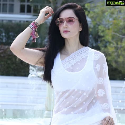 Rukhsar Instagram Saree Sareelove Sareelover Lucknowiwork Chikankari White