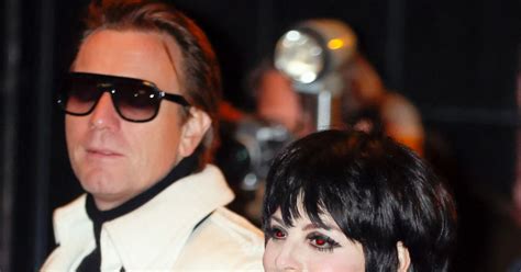 After a long 20 years of twists and turns, the limited series halston starring the fantastic ewan mcgregor began production today, ryan. Ewan McGregor et Krysta Rodriguez sur le tournage de la ...