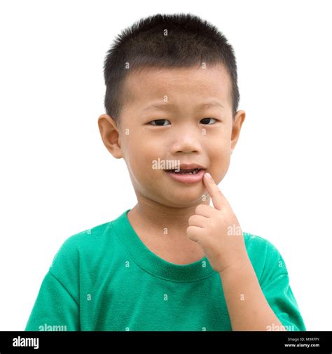 Feliz Niño Asiático Apuntando Con Su Boca Y Sonriente Retrato De Joven