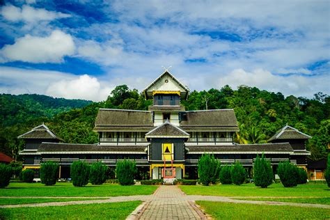 Adalah sebuah binaan/bangunan lama yang masih utuh, lagi. Siapa 'Tukang Kahar', Sampai Rumahnya Pun Dijadikan Muzium ...
