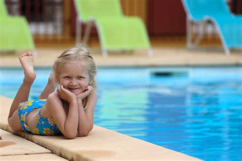 Meisje Dichtbij Het Openlucht Zwembad Stock Afbeelding Image Of Ontspan Stoel