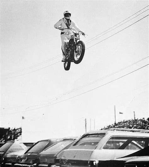 Robert craig knievel), the pioneer of motorcycle long jumping exhibitions, had suffered 433 bone fractures by end of 1975. Evel Knievel. | Vintage motocross, Motorcycle pictures ...