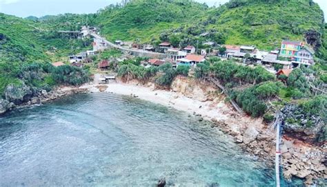 Pantai nglambor gunung kidul pantai yang terkenal akan keindahan bawah lautnya ini mulai di kenal banyak orang selain itu pantai ini memiliki berbagai spot foto yang keren. Pantai Nglambor | Rute, Harga Tiket, Foto, Fasilitas (Terbaru)