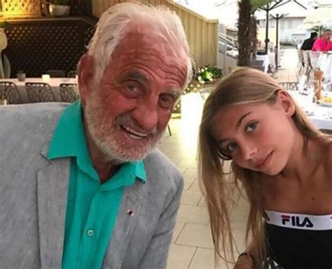 A színészt olyan filmekben láthattuk, mint a profi, a szabadlábon velencében, az egy asszony meg a lánya, a kifulladásig vagy az ászok ásza. Jean-Paul Belmondo wird mit 70 Jahren Vater: Wie seine 17 ...