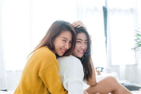 красивая молодая азиатская женщина лгбт лесбиянка счастливая пара сидит на красивой молодой