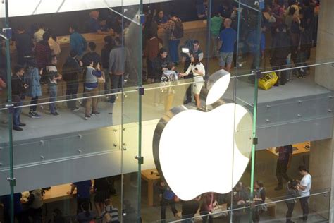 Fight In Paris Apple Store At Launch Of New Iphone 6