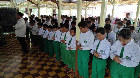 Ratusan Pelajar Madrasah Ibtidaiyah Di Kediri Salat Gaib Dan Doa