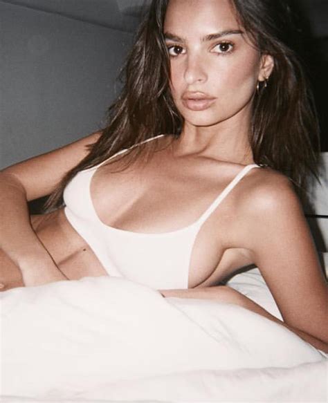 Hot Pictures Of Emily Ratajkowski Proves She Is The Queen Of Beauty