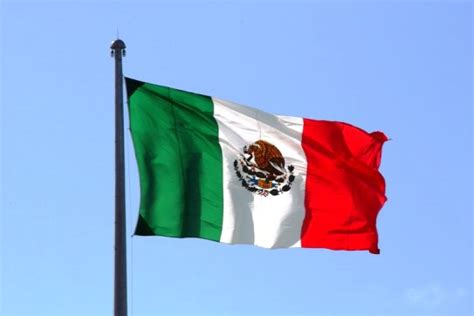 La bandera de méxico es uno de los símbolos patrios de este país y tiene su día cada 24 de febrero. Bandera de México ondeando