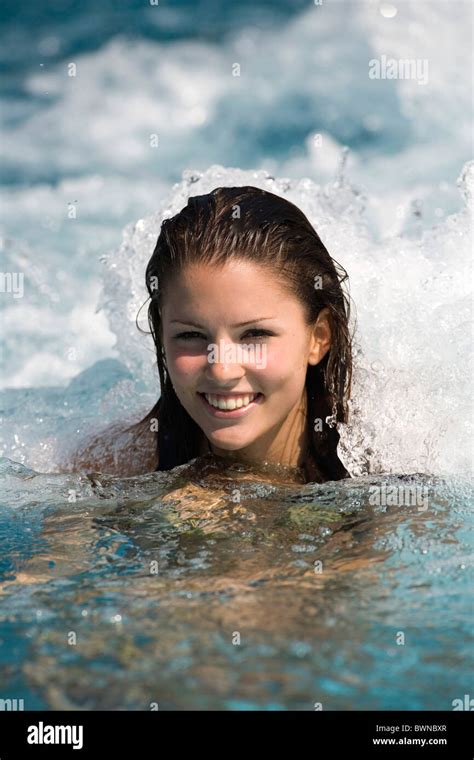 Mädchen Goldenen Bikini Pool Wasserbad Baden Junge Frau Schwimmbad