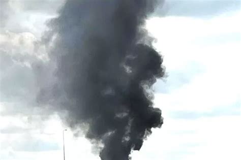 M25 Brentwood Lorry Fire Huge Plumes Of Black Smoke And Acrid Smell