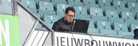 The protesters defied the ban on the large protest. jan martens on Twitter: "De kopgroep van zes passeert voor ...