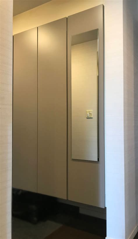 シューズボックス扉にも鏡はつけられます。東京都文京区 姿見鏡の取り付けは高井かがみ