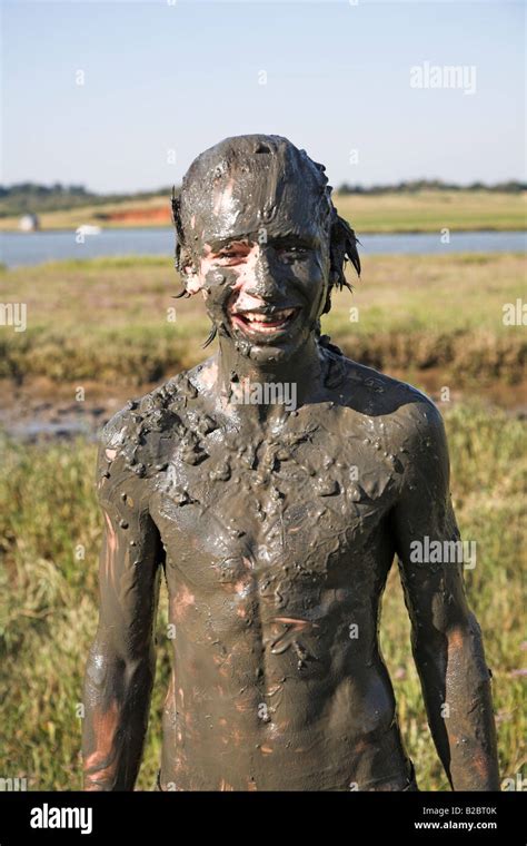 Junge Bedeckt Nach Dem Spiel In Schlamm Pool In Schlamm Stockfotografie