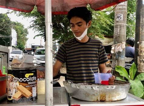 Viral Penjual Telur Gulung Ganteng Mirip Ricky Harun Bikin Pembeli Salah Tingkah Okezone