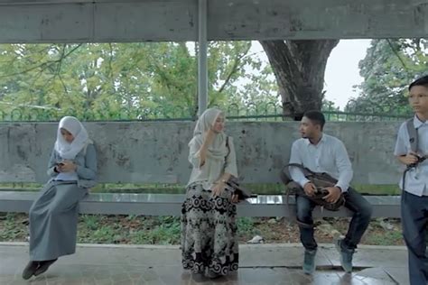 Wayang adalah seni pertunjukkan asli indonesia yang berkembang pesat di pulau jawa dan bali. Contoh Soal Tanggapan Positif Dan Jawaban - Mikiran Soal