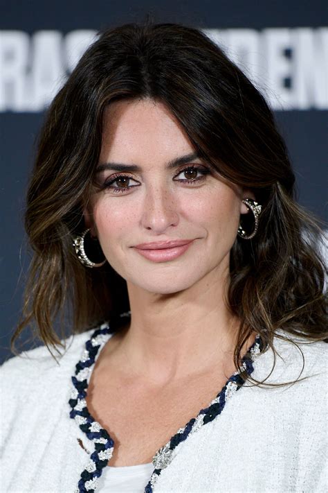 Penélope Cruz Zieht Mit Ihrer Neuen Haarfarbe Bei Der Chanel Show Alle