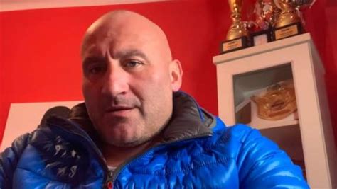 Marcin najman siedzi w domu w słynnej niebieskiej kurtce. Marcin Najman porównuje się do Leo Messiego? Komentarz ...