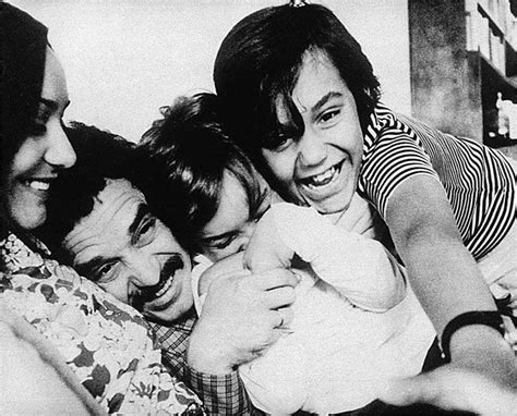 Gabriel Garcia Marquez 6 Marzo 28 Con Su Esposa E Hijos En Barcelona