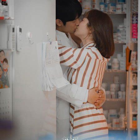 At first, i thought it will be such a 'something in the rain' because they have the same vibes. Una noche de primavera (2019) - MyDramaList (ES)